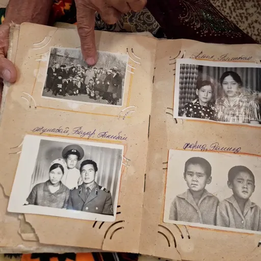 Album van een oude man in Karakalpakstan
