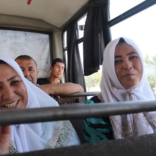 Gesprek in de bus in de Ferganavallei, Oezbekistan